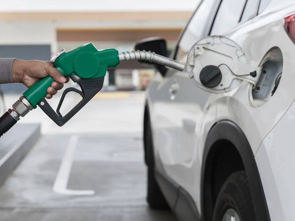 Caro carburante, ennesima stangata in arrivo: aumenti fino a 6 centesimi al litro da domani