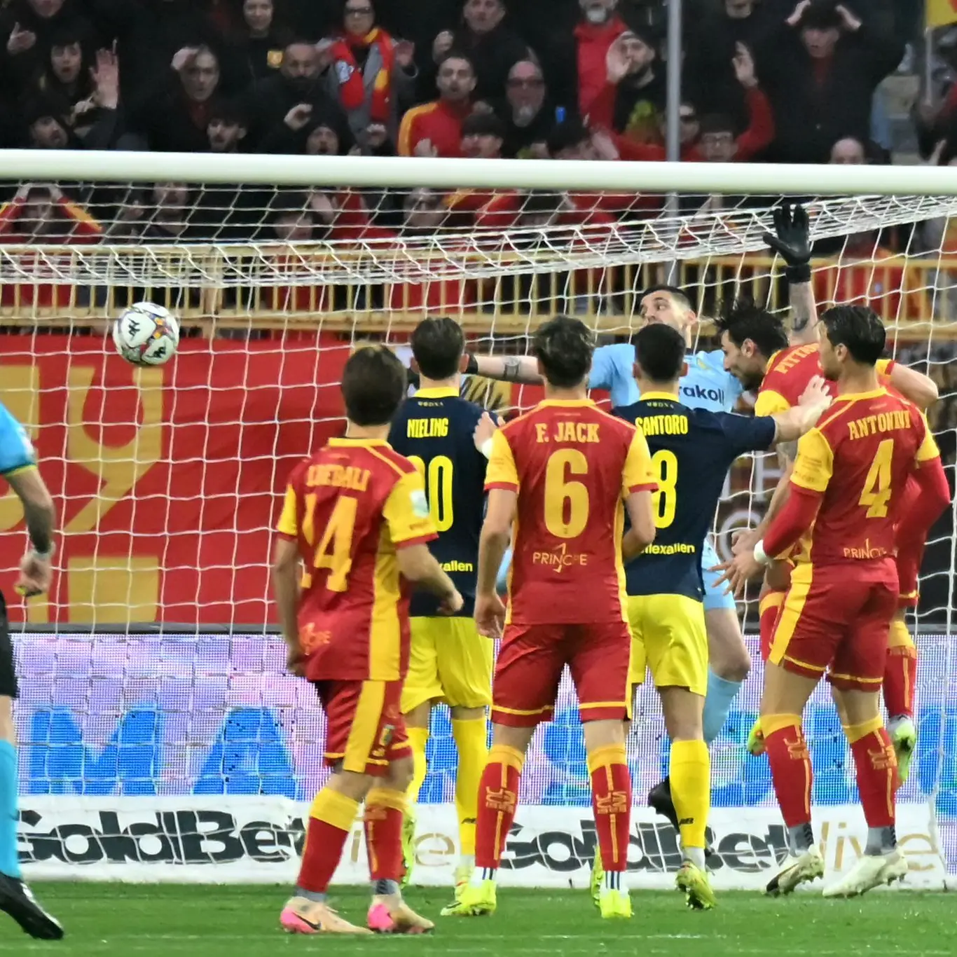 Catanzaro beffato (un’altra volta) dal Modena, minuti di recupero maledetti per i giallorossi: il 2 a 2 dei canarini arriva al 95’\n