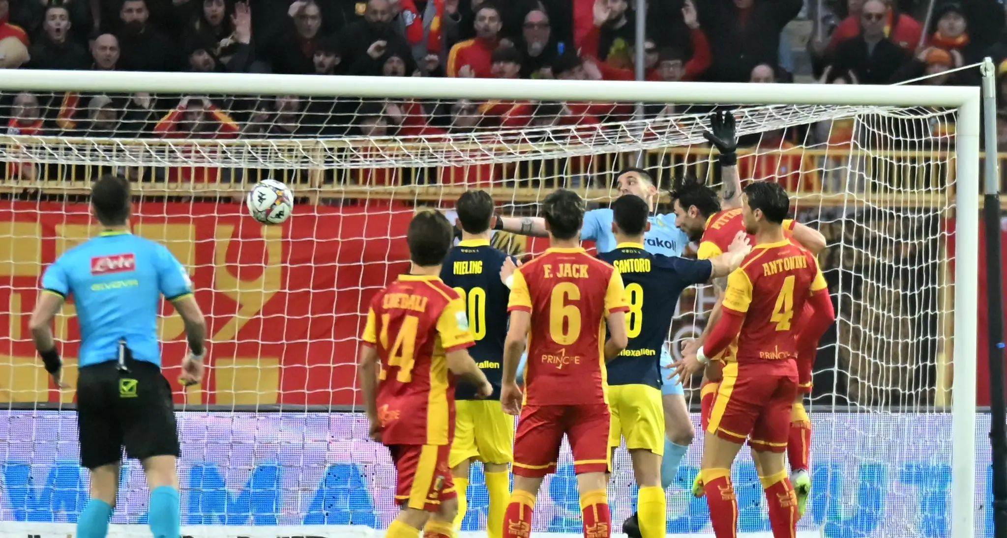 <p>Catanzaro <span style=\"color:hsl(0, 75%, 60%);\">beffato (un’altra volta)</span> dal Modena, minuti di recupero maledetti per i giallorossi: il 2 a 2 dei canarini arriva al 95’</p>