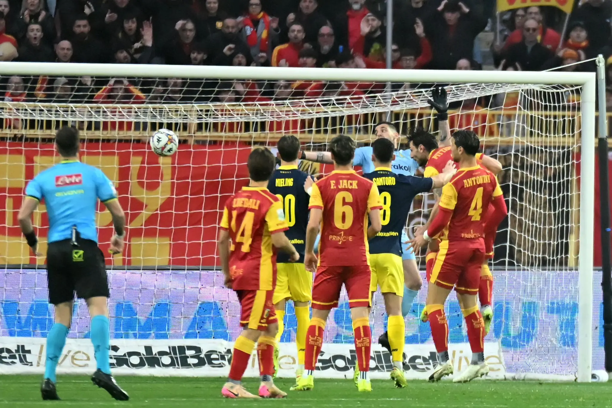 Catanzaro beffato (un’altra volta) dal Modena, minuti di recupero maledetti per i giallorossi: il 2 a 2 dei canarini arriva al 95’\n