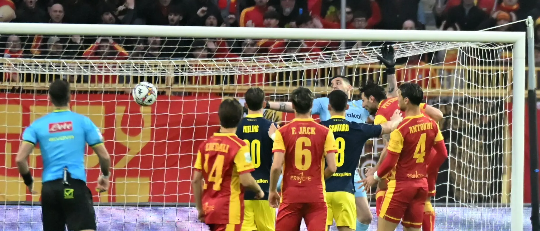 Catanzaro beffato (un’altra volta) dal Modena, minuti di recupero maledetti per i giallorossi: il 2 a 2 dei canarini arriva al 95’\n