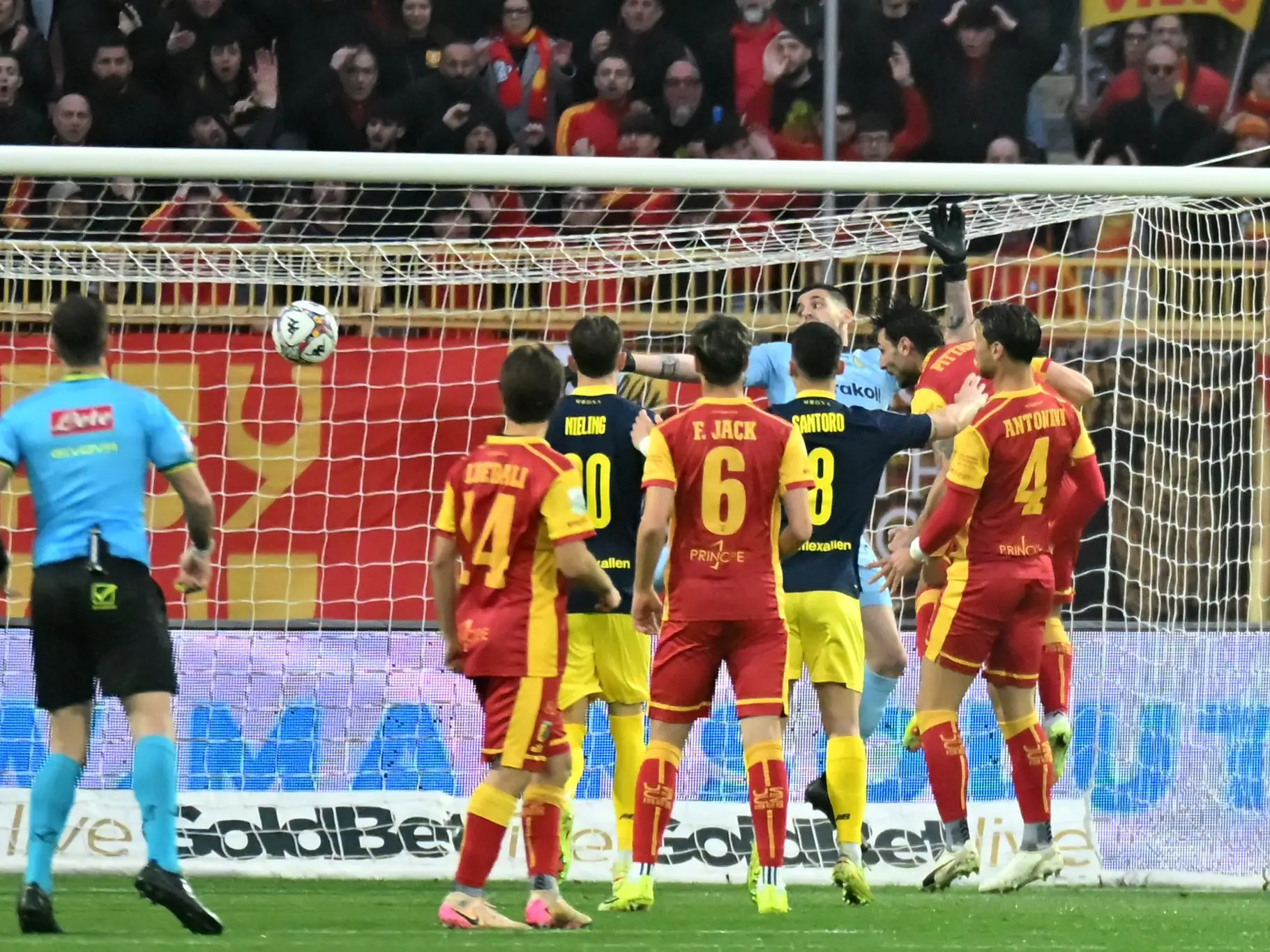 Catanzaro beffato (un’altra volta) dal Modena, minuti di recupero maledetti per i giallorossi: il 2 a 2 dei canarini arriva al 95’