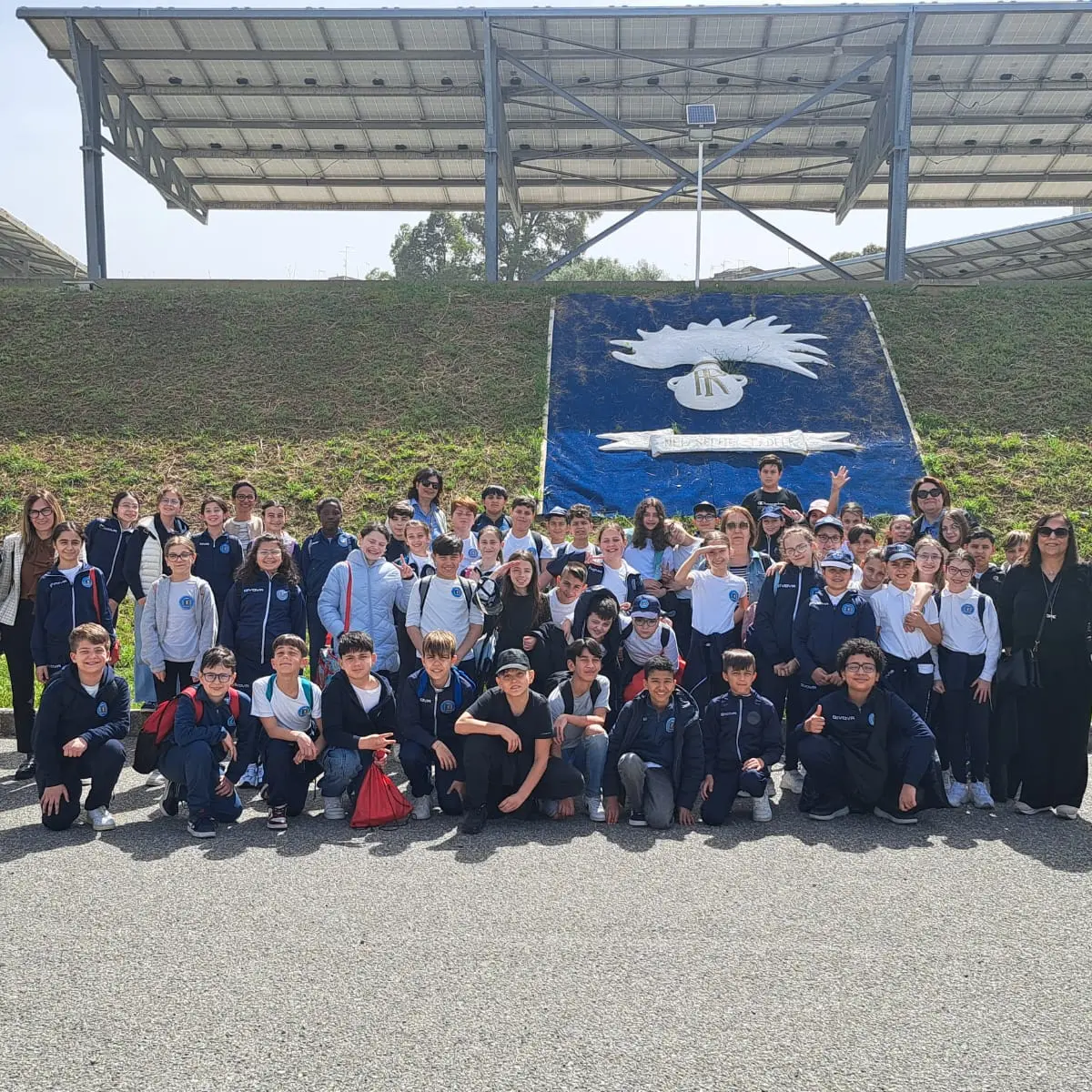 Le classi quinte della scuola primaria dell’IC “Radice Alighieri” di Catona in visita alla Scuola Allievi Carabinieri di Reggio\n