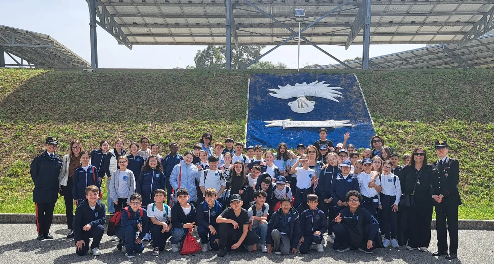 Le classi quinte della scuola primaria dell’IC “Radice Alighieri” di Catona in visita alla Scuola Allievi Carabinieri di Reggio\n
