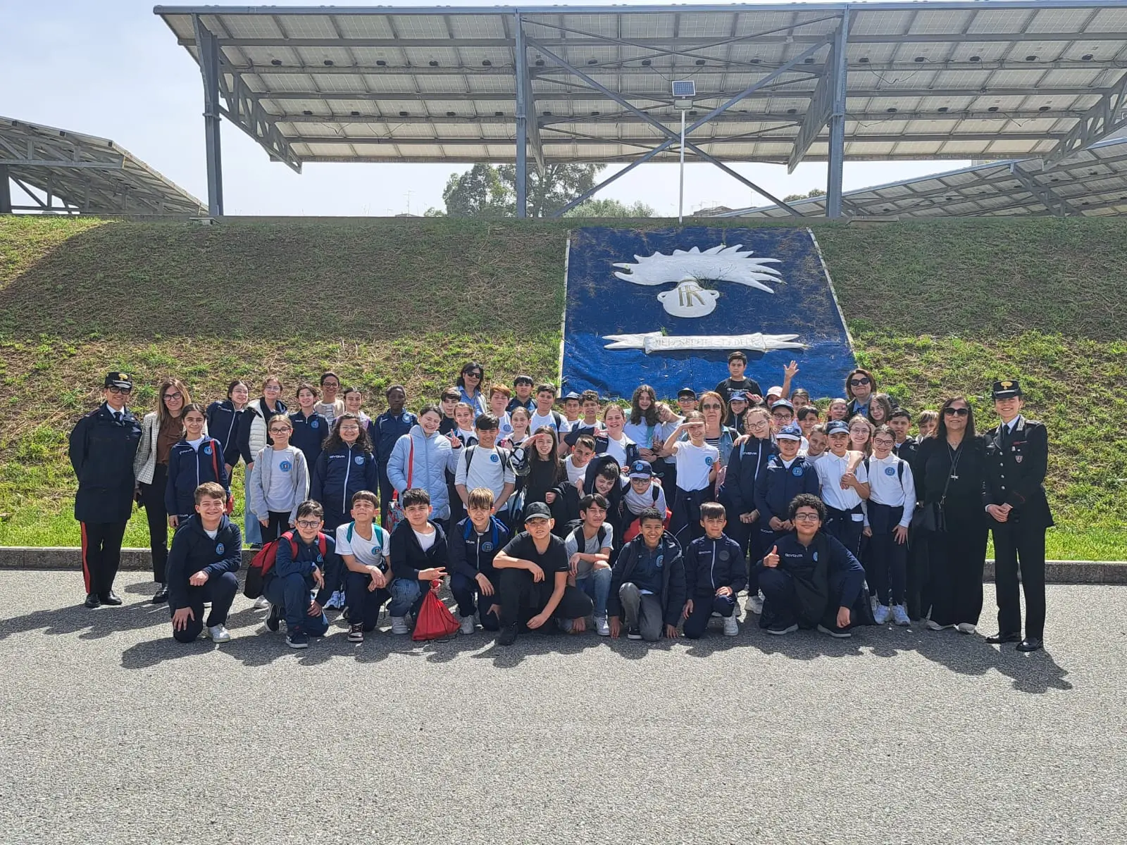 Le classi quinte della scuola primaria dell’IC “Radice Alighieri” di Catona in visita alla Scuola Allievi Carabinieri di Reggio\n