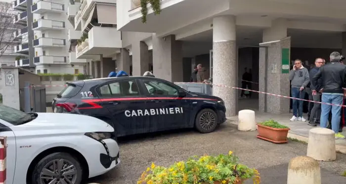 Uomo fa precipitare la moglie e poi si butta dallo stesso balcone: coniugi trovati morti a Bisceglie\n