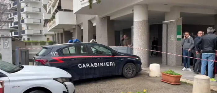 Uomo fa precipitare la moglie e poi si butta dallo stesso balcone: coniugi trovati morti a Bisceglie\n