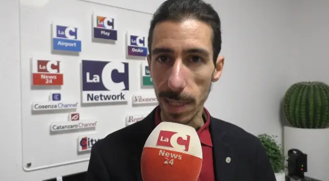 Il cantautore catanzarese Massimiliano Lepera presenta il suo nuovo album: la musica come bussola per destare le coscienze\n