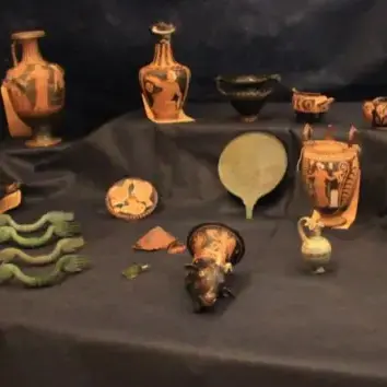 Dai tombaroli al mercato nero internazionale: smantellato il traffico milionario di reperti, 46 tesori tornano in Calabria\n