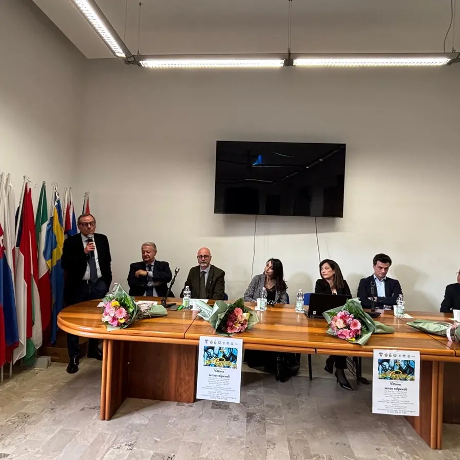 “Vittime senza colpevoli”, Battaglia: «Memoria e responsabilità per dare voce a chi non ce l’ha più»\n