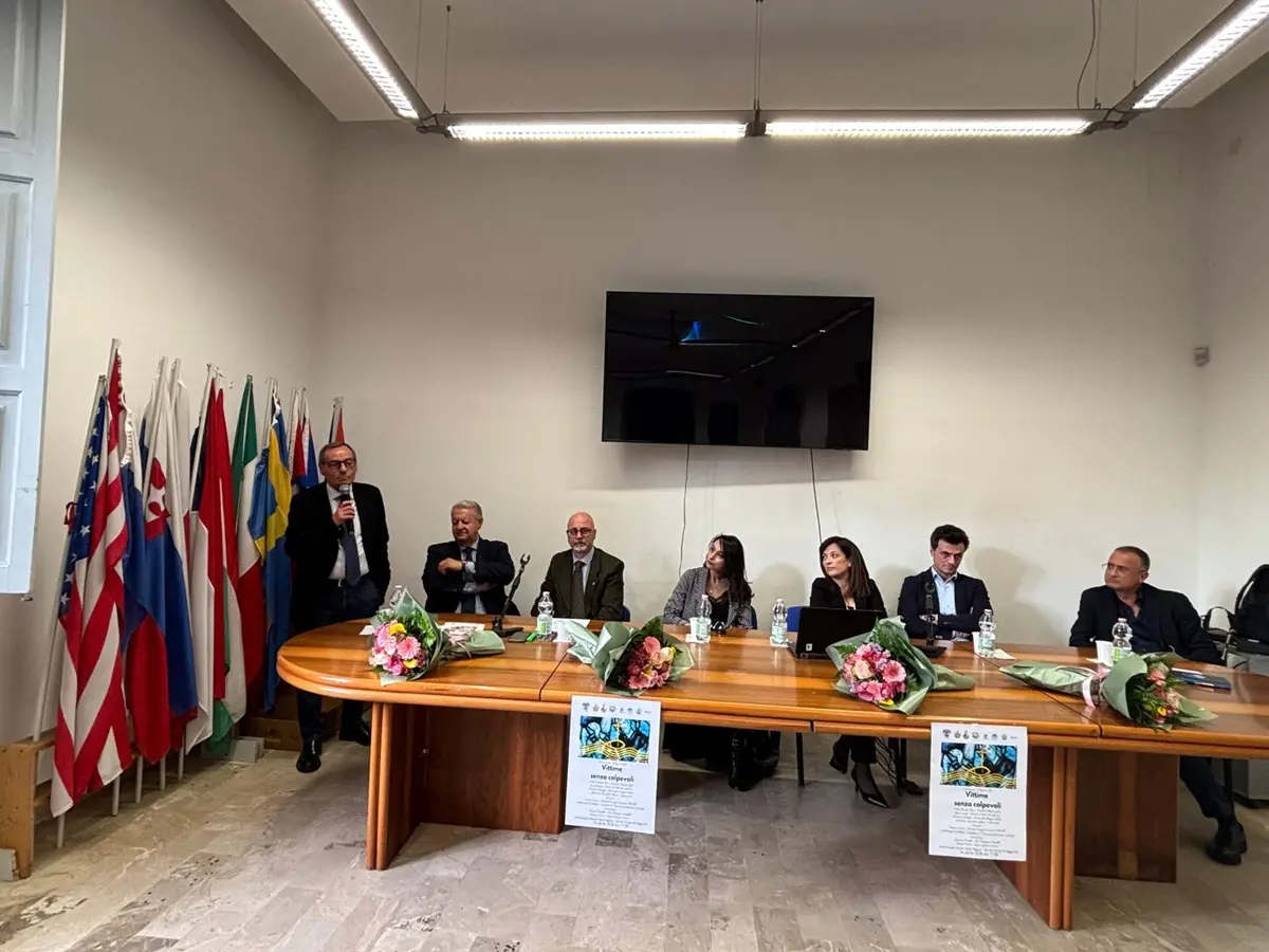 “Vittime senza colpevoli”, Battaglia: «Memoria e responsabilità per dare voce a chi non ce l’ha più»\n