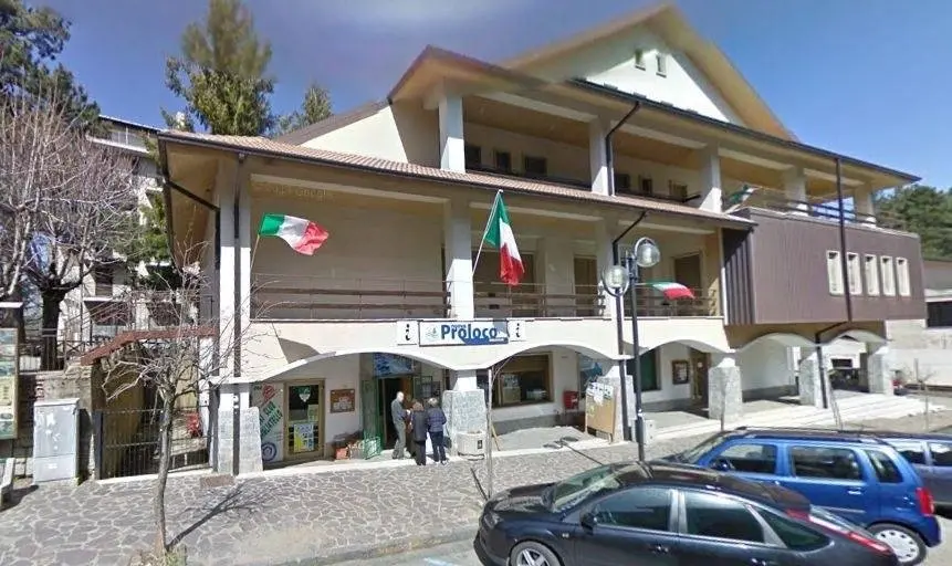 Casa del Forestiero, la Nuova Pro Loco Camigliatello Silano APS: «Il recupero della struttura potenzia l’offerta turistica»\n