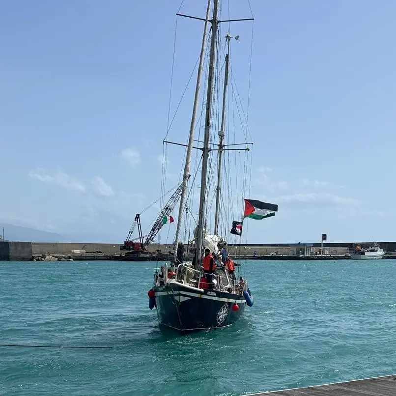 <p>Flotilla per Gaza, arrivata nel porto di Cetraro la prima imbarcazione battente bandiera palestinese</p>