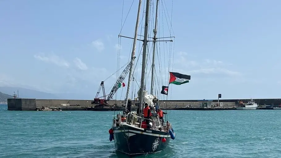 <p>Flotilla per Gaza, arrivata nel porto di Cetraro la prima imbarcazione battente bandiera palestinese</p>