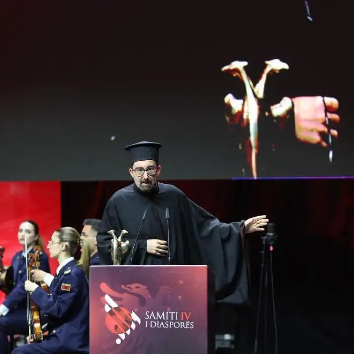 Papàs Elia Hagi premiato a Tirana, Vaccarizzo celebra l’Aquila d’Oro\n