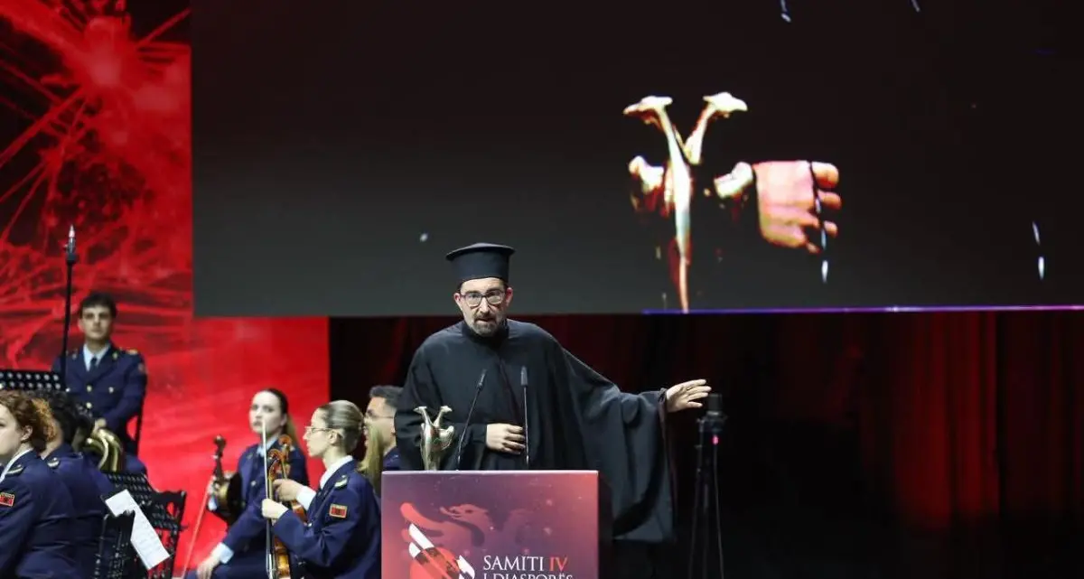 Papàs Elia Hagi premiato a Tirana, Vaccarizzo celebra l’Aquila d’Oro\n