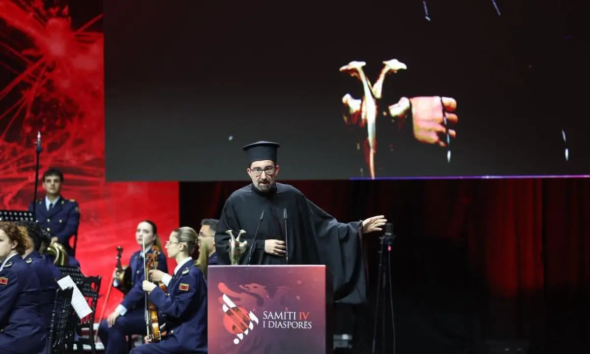 Papàs Elia Hagi premiato a Tirana, Vaccarizzo celebra l’Aquila d’Oro\n