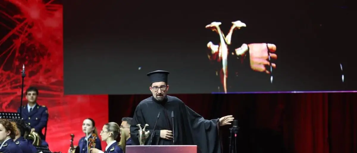 Papàs Elia Hagi premiato a Tirana, Vaccarizzo celebra l’Aquila d’Oro\n