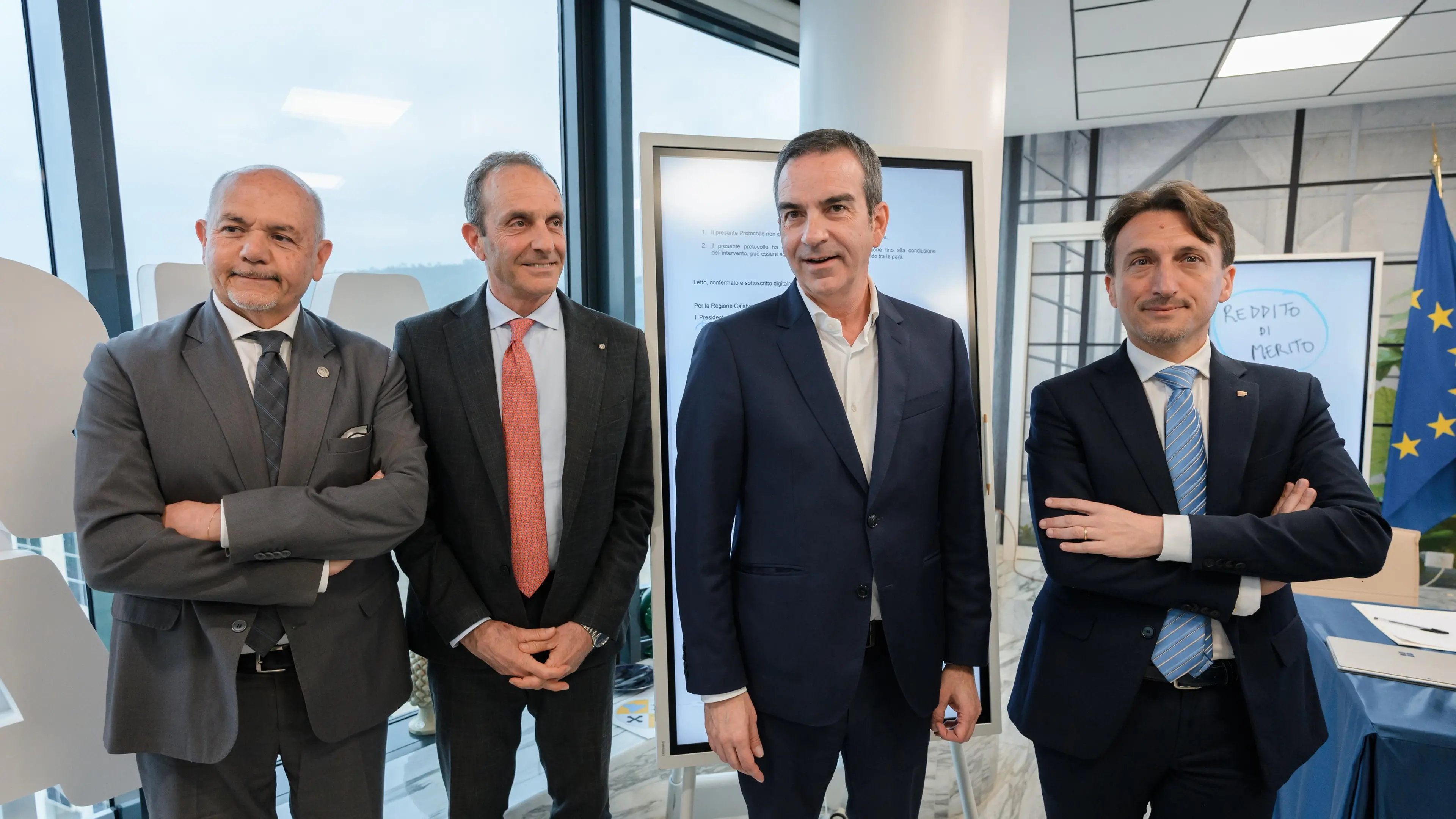 <p>Contributi<span style=\"color:hsl(0,75%,60%);\"> </span>da 500 a 1000 euro al mese agli universitari con la media del 27 che studiano in Calabria</p>