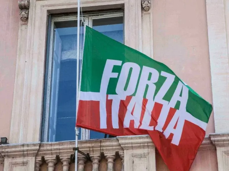 Forza Italia cerca facce nuove, al via il casting tra curriculum e selezioni come ai provini del Grande Fratello