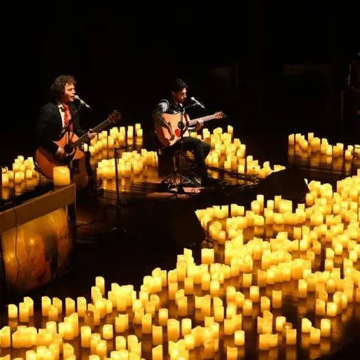 La musica incontra la magia delle candele: a Castrovillari tante “Emozioni” con l’omaggio a Lucio Battisti\n
