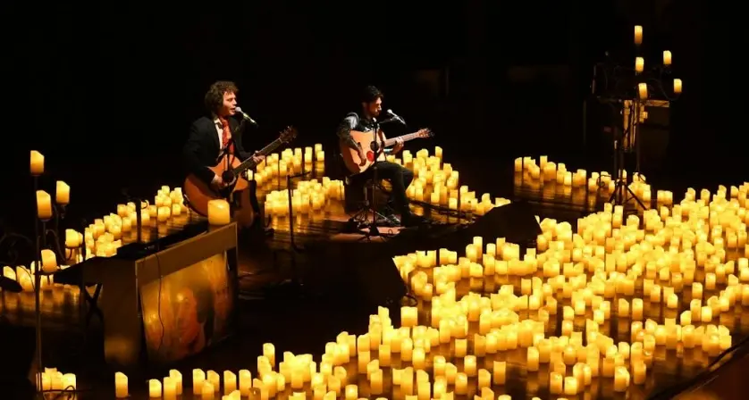 La musica incontra la magia delle candele: a Castrovillari tante “Emozioni” con l’omaggio a Lucio Battisti\n