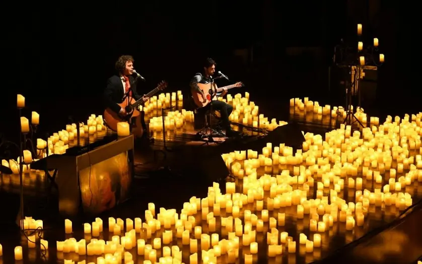 La musica incontra la magia delle candele: a Castrovillari tante “Emozioni” con l’omaggio a Lucio Battisti\n