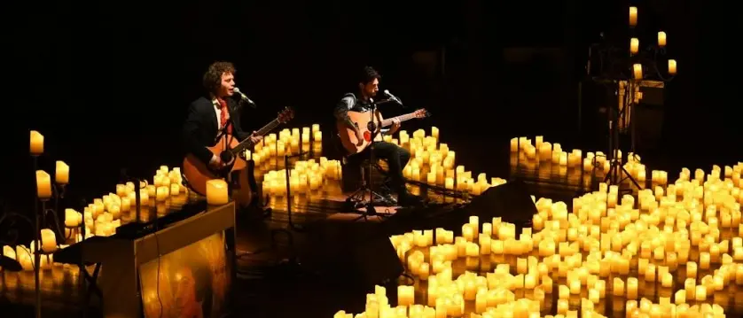 La musica incontra la magia delle candele: a Castrovillari tante “Emozioni” con l’omaggio a Lucio Battisti\n