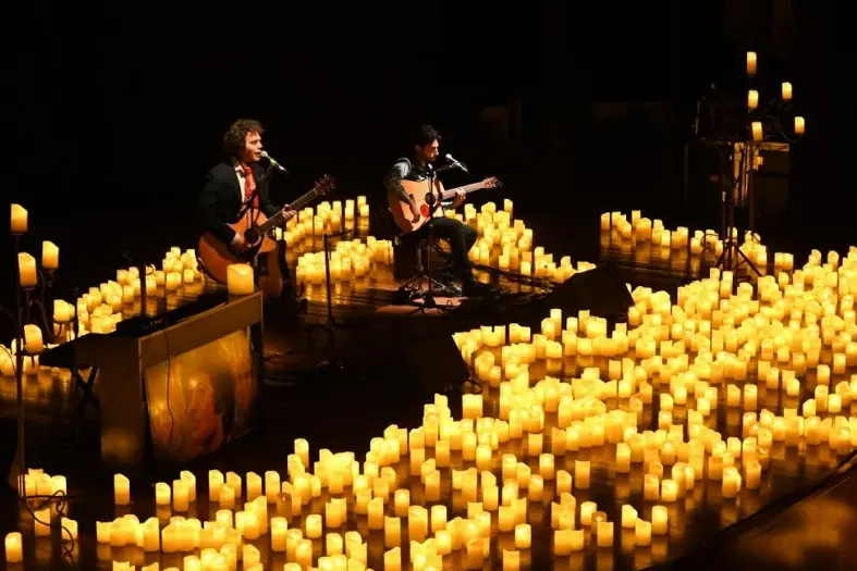 La musica incontra la magia delle candele: a Castrovillari tante “Emozioni” con l’omaggio a Lucio Battisti\n