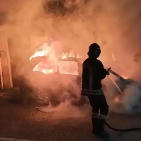 Auto in fiamme si muove in discesa e travolge tre vetture: paura a Corigliano\n