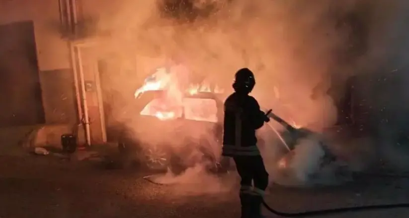 Auto in fiamme si muove in discesa e travolge tre vetture: paura a Corigliano\n