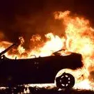 Corigliano, incendio coinvolge un’auto che scivola in discesa e travolge tre mezzi nel centro storico\n