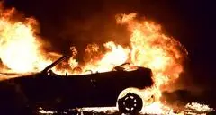 Corigliano, incendio coinvolge un’auto che scivola in discesa e travolge tre mezzi nel centro storico\n