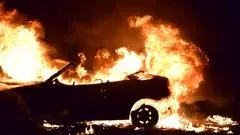 Corigliano, incendio coinvolge un’auto che scivola in discesa e travolge tre mezzi nel centro storico\n