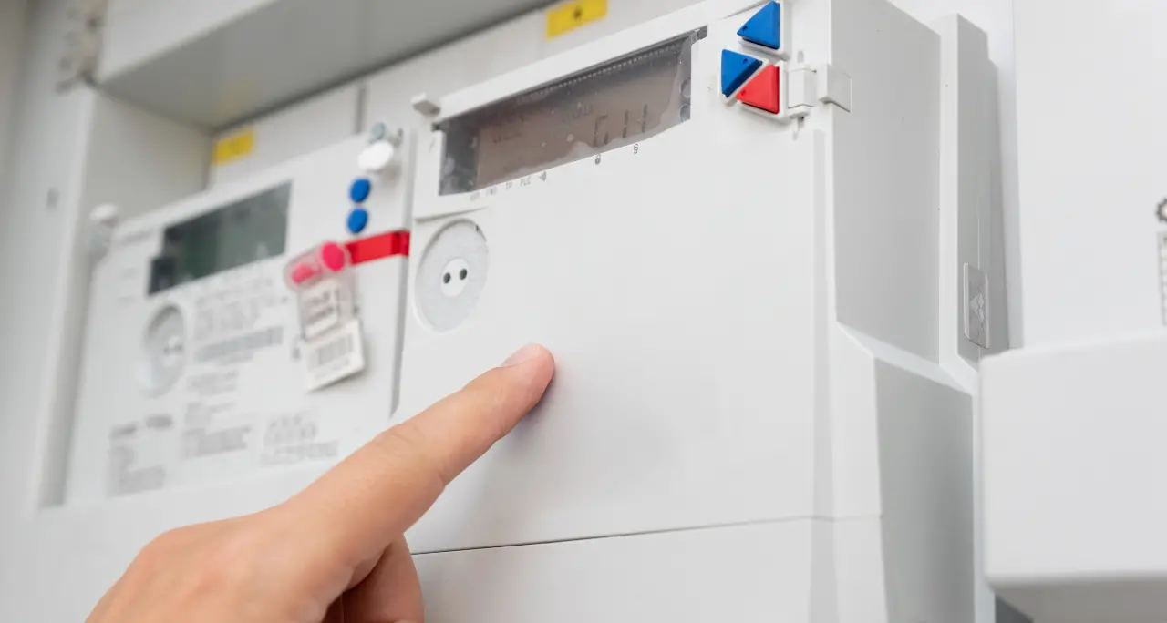 Furto di energia elettrica per un valore di 11mila euro: denunciato imprenditore a Crotone\n