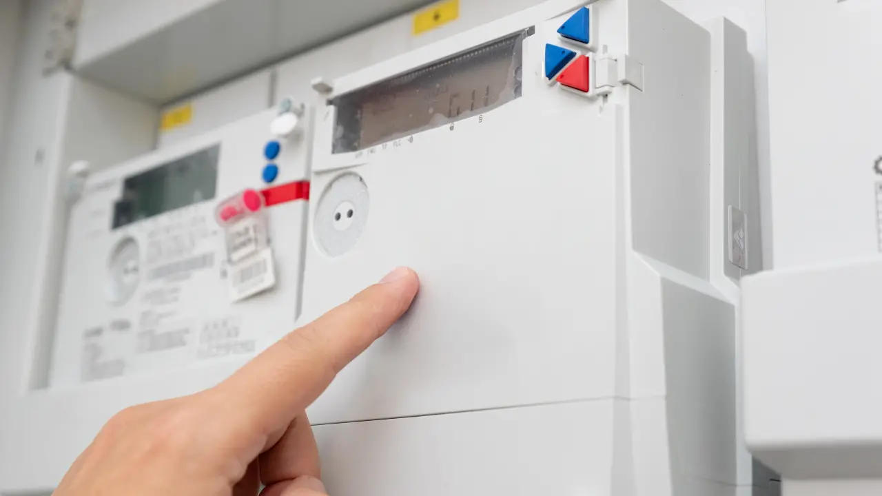 Furto di energia elettrica per un valore di 11mila euro: denunciato imprenditore a Crotone\n