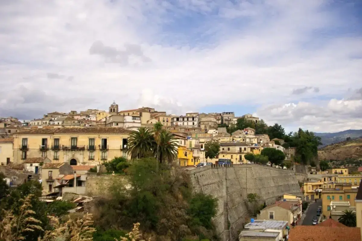 Caulonia, firmata convenzione tra il Comune e la scuola per l'educazione musicale\n
