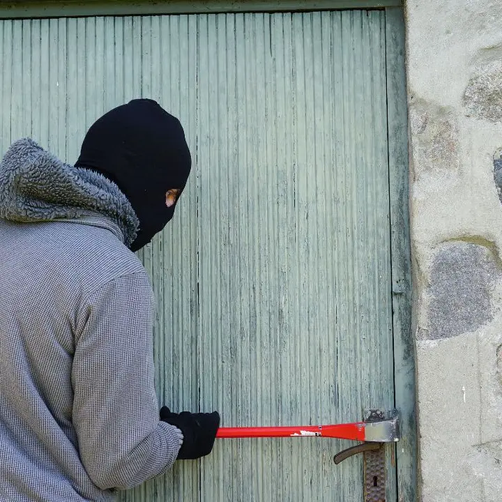 Corigliano nel mirino dei ladri, commercianti e residenti chiedono più controlli\n