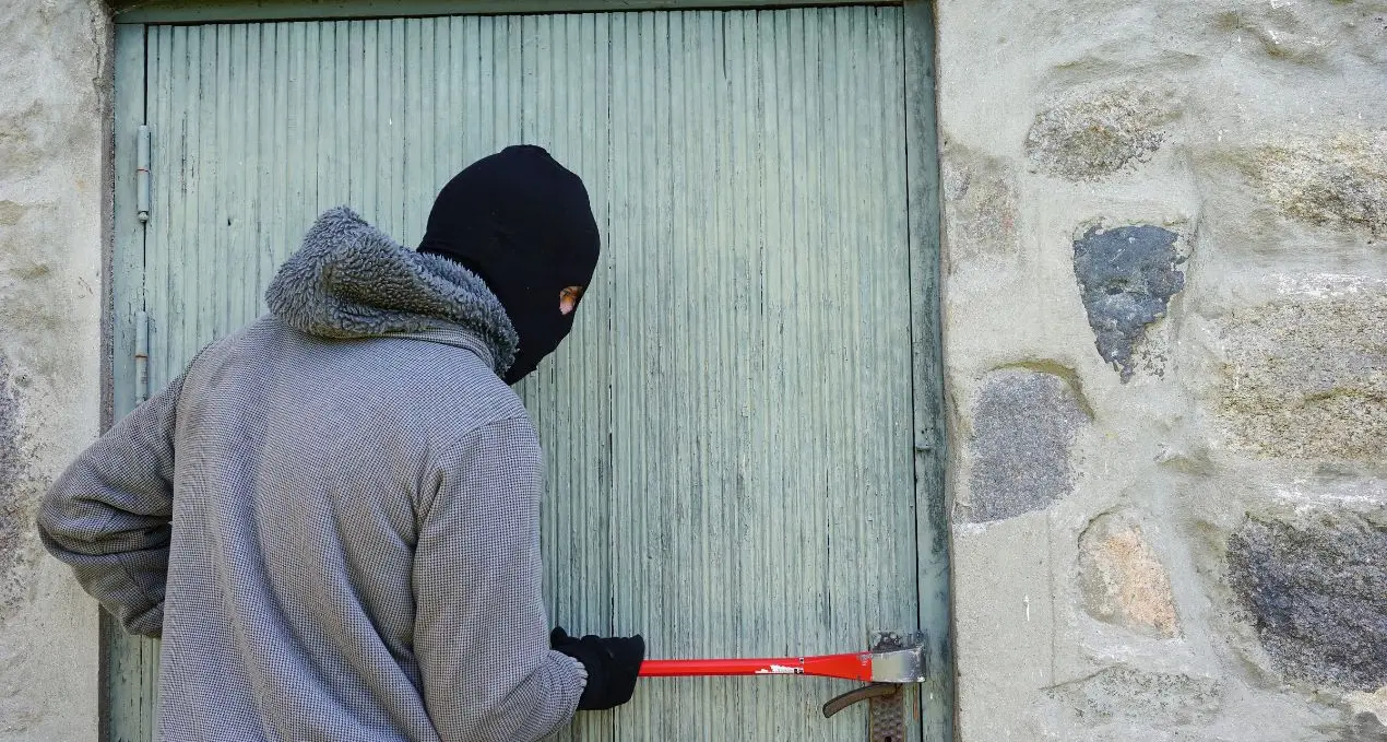 Corigliano nel mirino dei ladri, commercianti e residenti chiedono più controlli\n