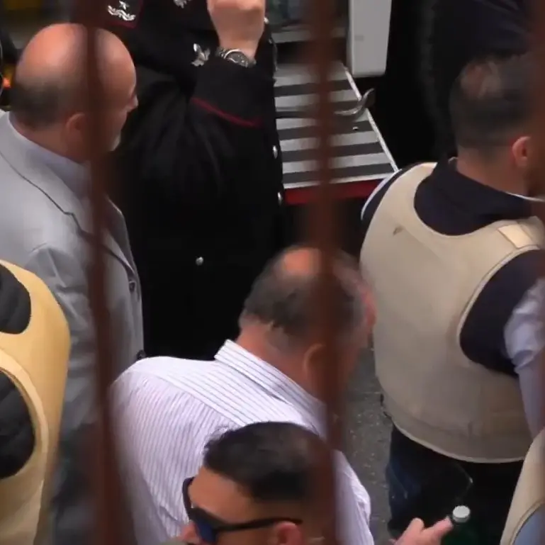 Rapina con 25 ostaggi a Napoli,\u00A0Gratteri sul posto: «Stiamo valutando modalità e tempi di azione»\n