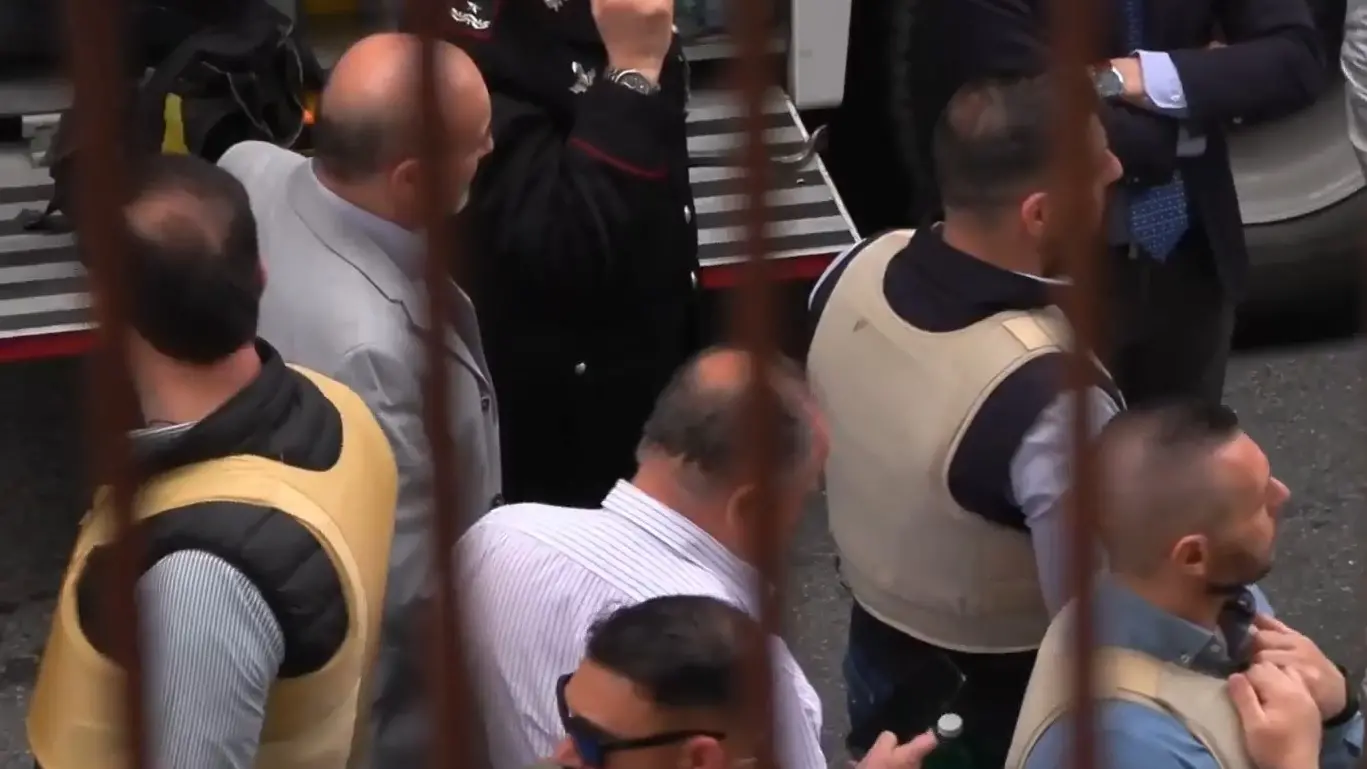 Rapina con 25 ostaggi a Napoli,\u00A0Gratteri sul posto: «Stiamo valutando modalità e tempi di azione»\n