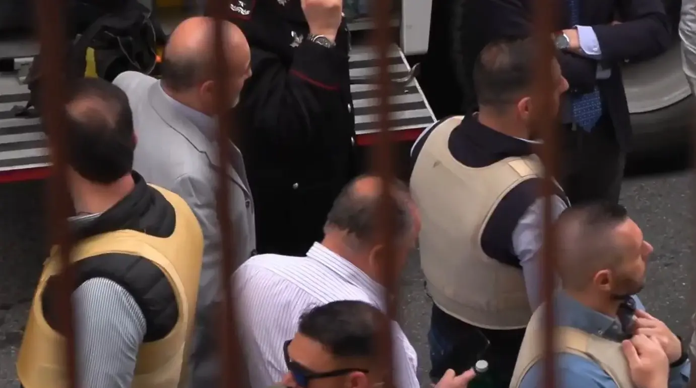 Rapina con 25 ostaggi a Napoli,\u00A0Gratteri sul posto: «Stiamo valutando modalità e tempi di azione»\n