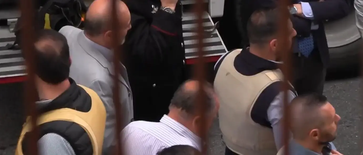 Rapina con 25 ostaggi a Napoli,\u00A0Gratteri sul posto: «Stiamo valutando modalità e tempi di azione»\n