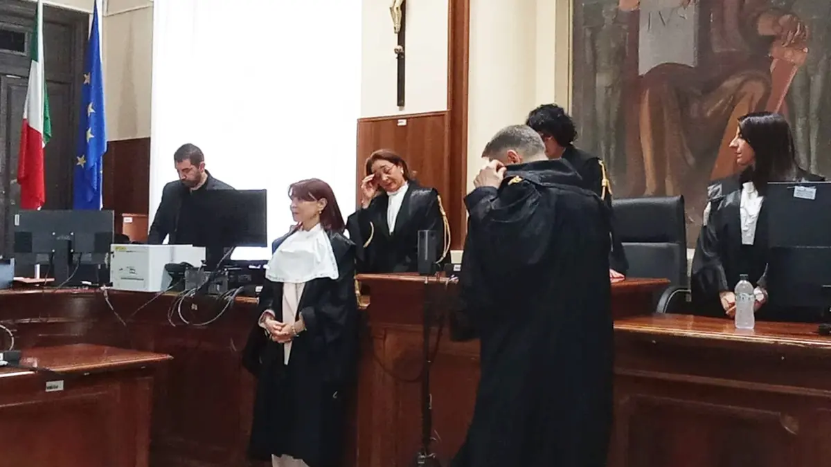 <p>Al centro in piedi la nuova presidente del Tribunale Abigail Mellace</p>\\n