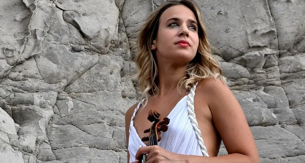 Anna Tifu torna a Cosenza con la Brutia per il concerto del 17 aprile\n