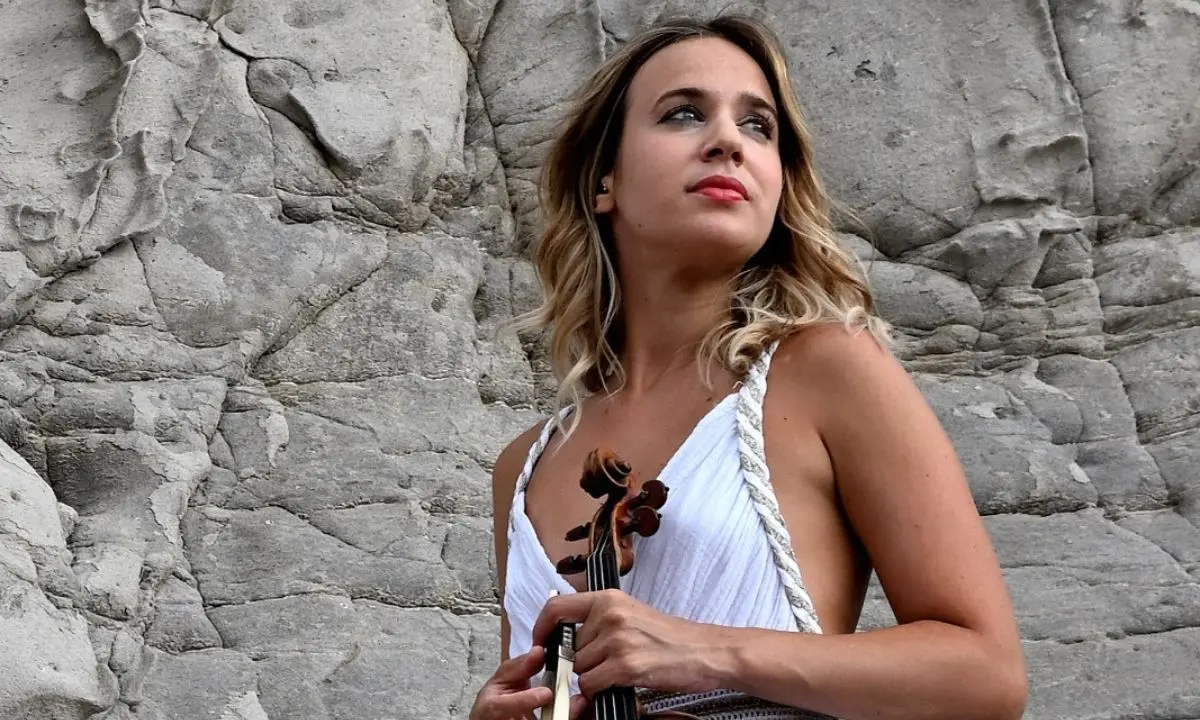 Anna Tifu torna a Cosenza con la Brutia per il concerto del 17 aprile\n