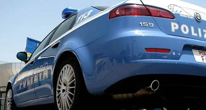 Polizia di stato, scatta l’inseguimento: auto bloccata al Ponte di Sant’Anna\n