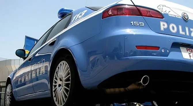 Polizia di stato, scatta l’inseguimento: auto bloccata al Ponte di Sant’Anna\n