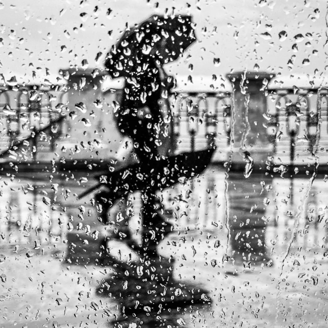 Sotto la pioggia, il mare sussurra\n