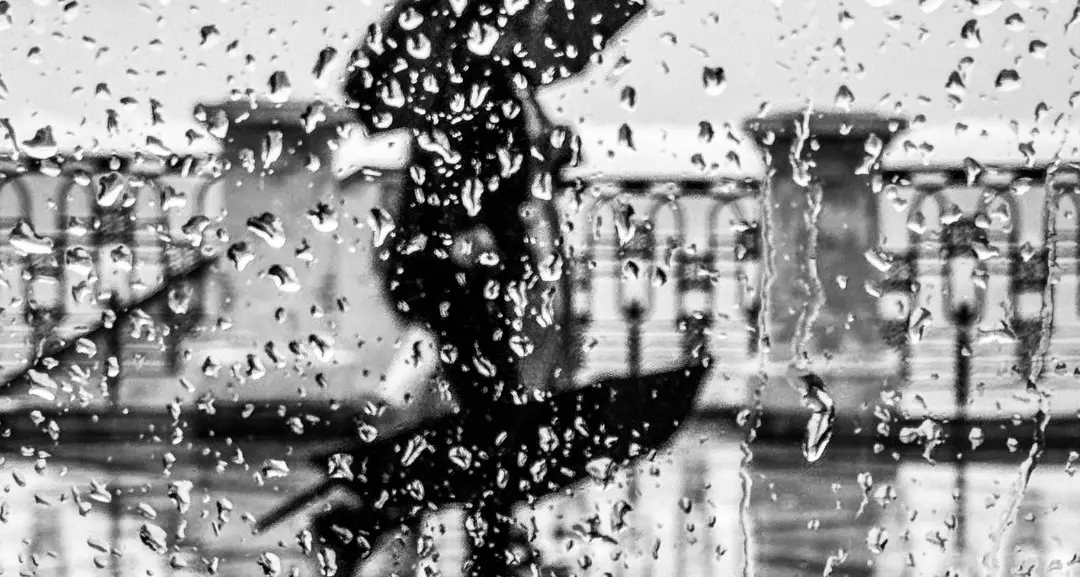 Sotto la pioggia, il mare sussurra\n